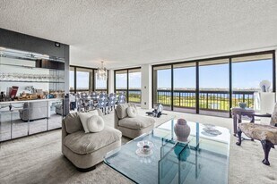 1900 Consulate Pl in West Palm Beach, FL - Building Photo