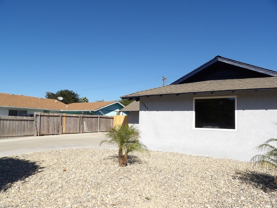 1329 W Loquat Ave in Lompoc, CA - Building Photo