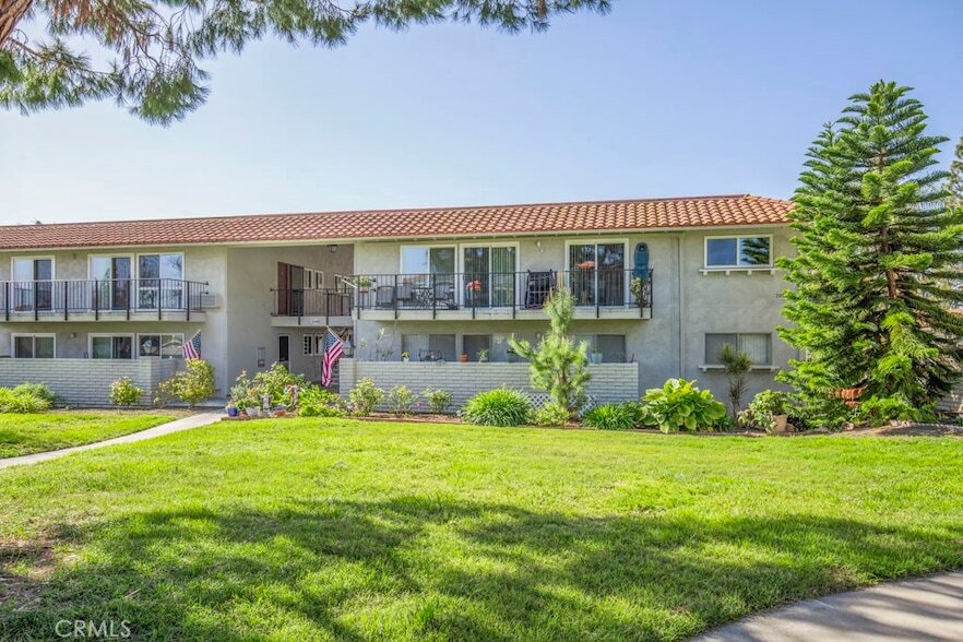2298 Via Puerta, Unit P in Laguna Woods, CA - Building Photo
