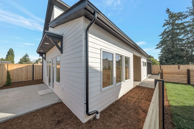 321 3rd Ave SE in Pacific, WA - Foto de edificio - Building Photo