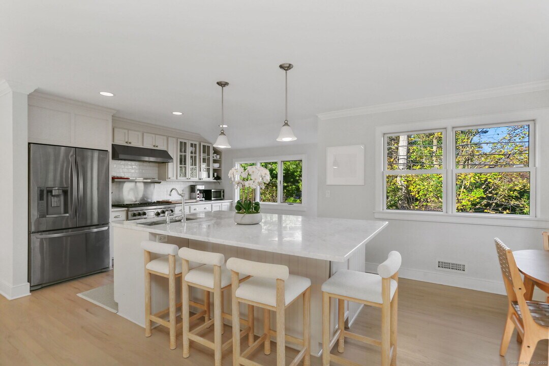 6 Meadowbank Rd in Greenwich, CT - Building Photo