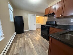 659 4th St E in St. Paul, MN - Foto de edificio - Building Photo