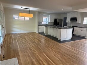 9344 Valjean Ave in North Hills, CA - Foto de edificio - Building Photo