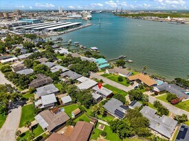 1310 Harbor View Dr in Galveston, TX - Building Photo