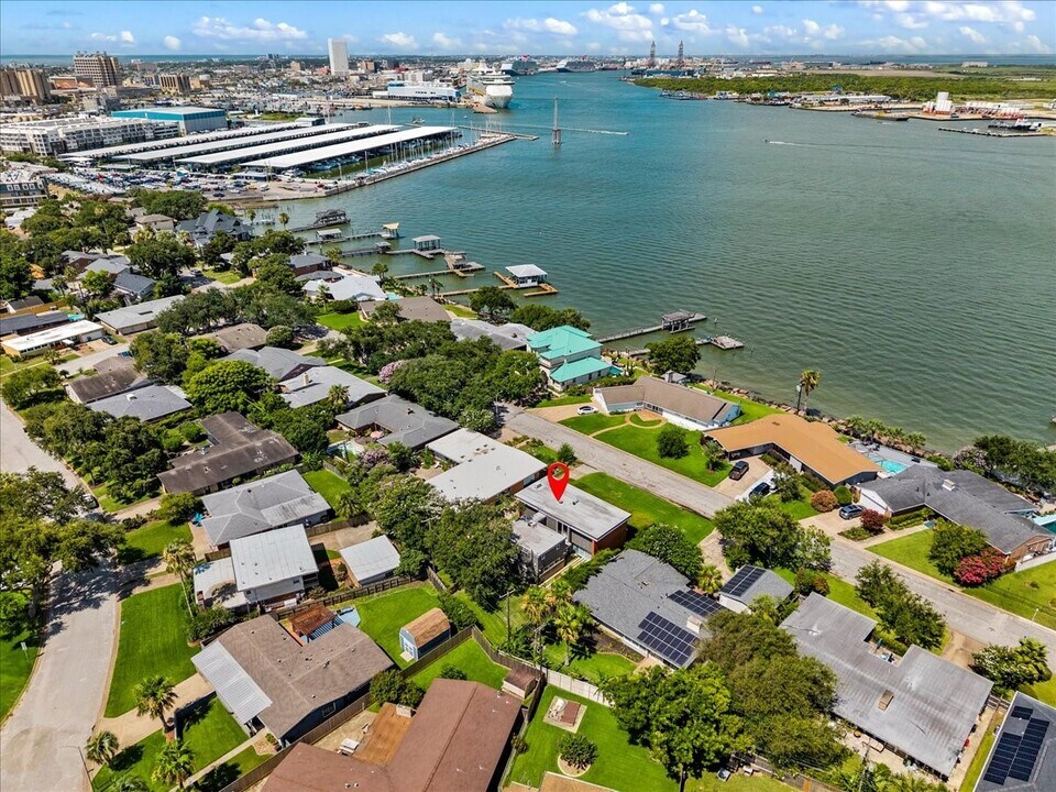 1310 Harbor View Dr in Galveston, TX - Building Photo