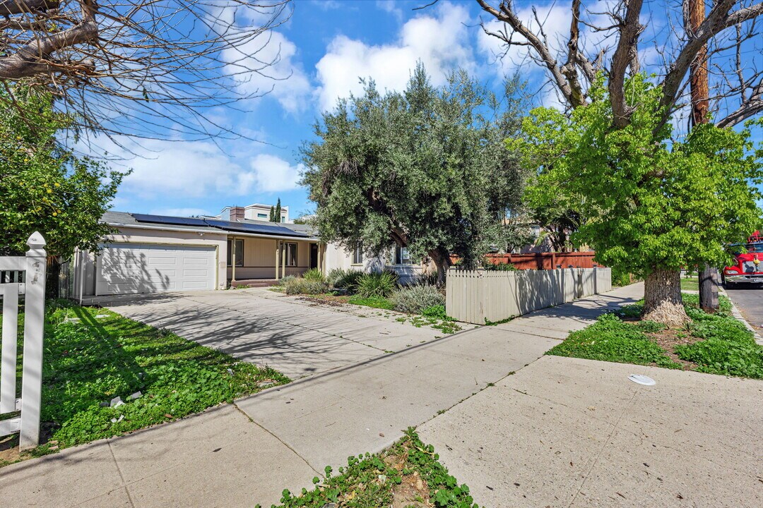 6743 Vesper Ave in Van Nuys, CA - Building Photo