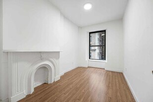 160 W 54th St in New York, NY - Building Photo