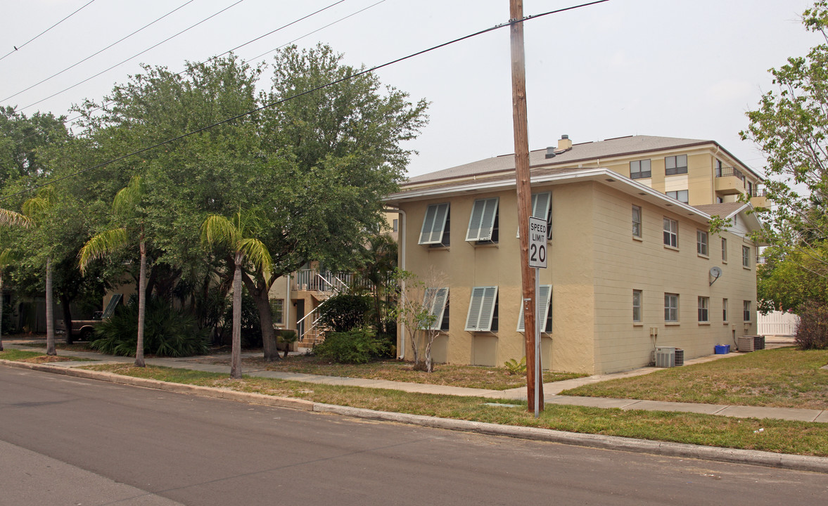 209 Columbia Dr in Tampa, FL - Foto de edificio