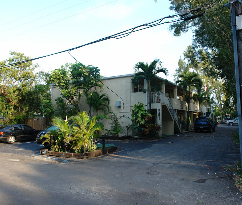 3251 SW 44th St in Fort Lauderdale, FL - Foto de edificio