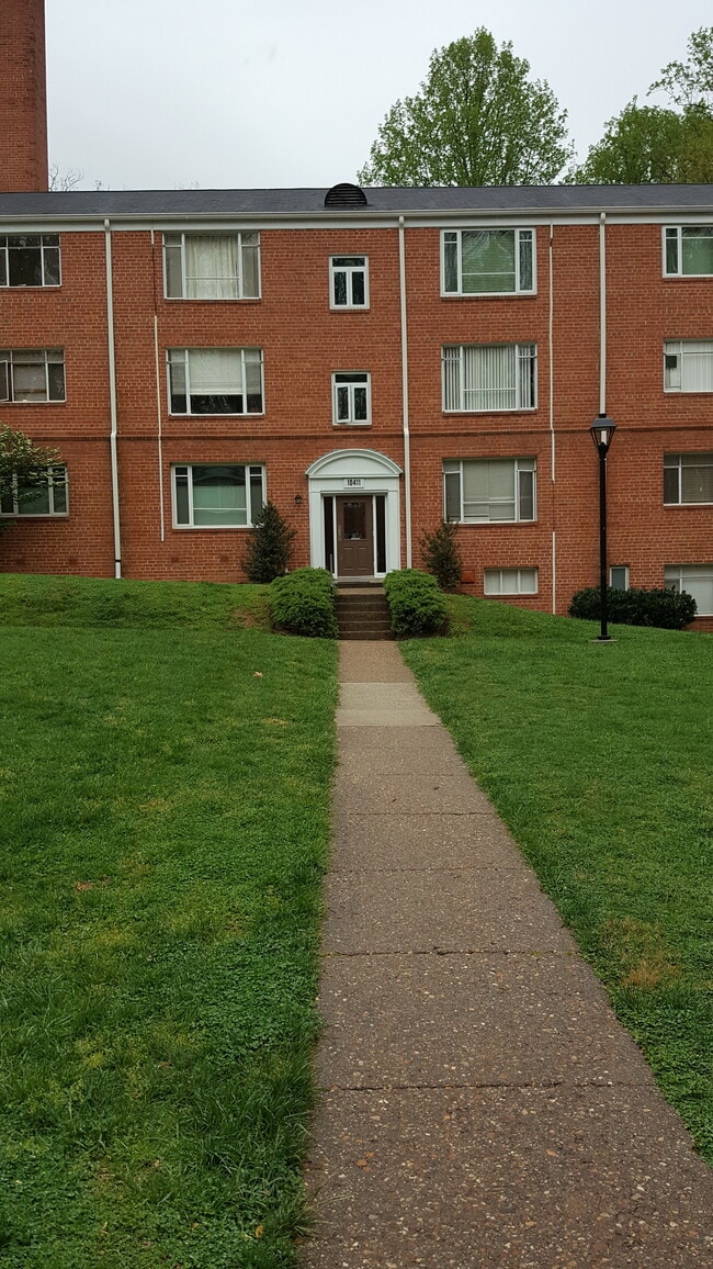 10411 Montrose Ave in Bethesda, MD - Foto de edificio - Building Photo