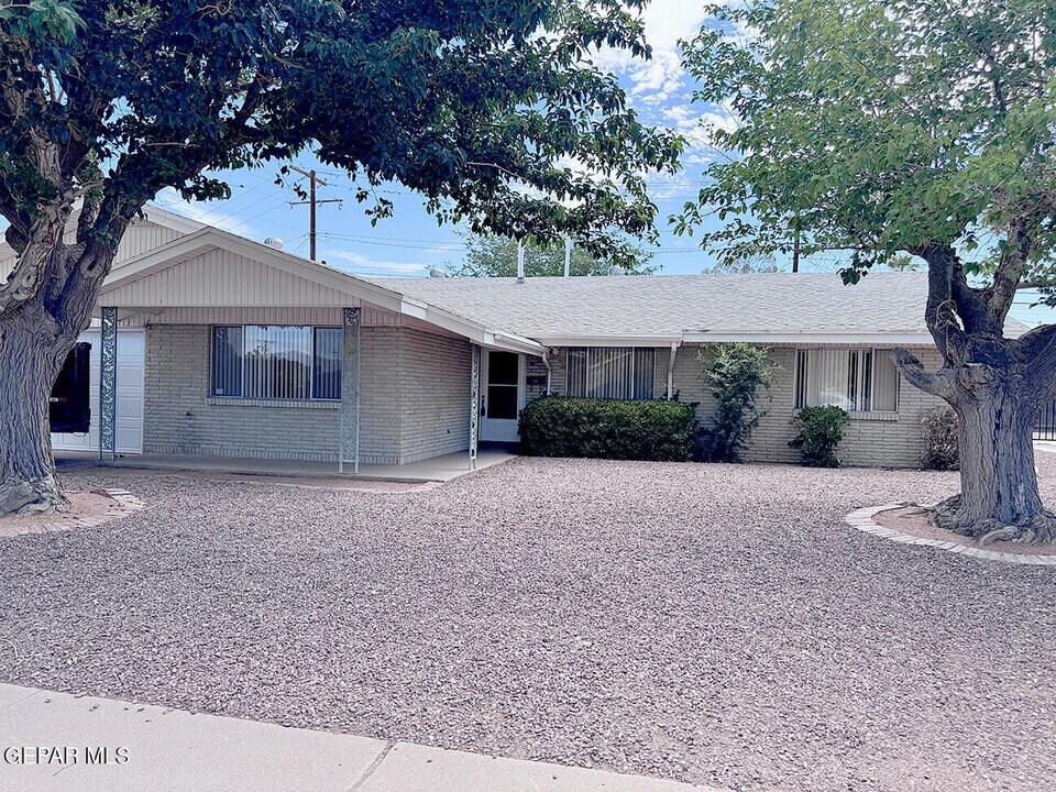 3330 Wedgewood Dr in El Paso, TX - Building Photo
