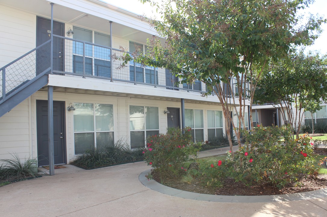 Carillon Apartments in Dallas, TX - Foto de edificio