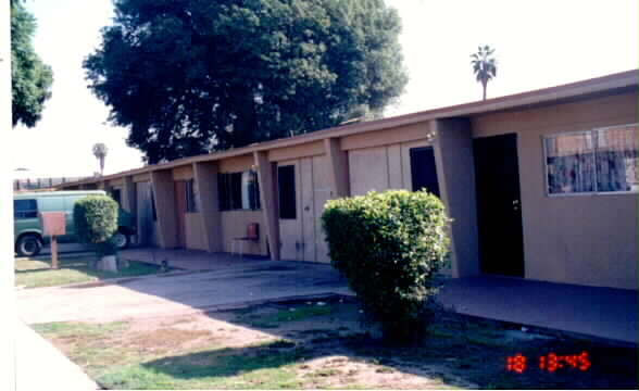 4310-4326 E Imperial Hwy in Lynwood, CA - Building Photo