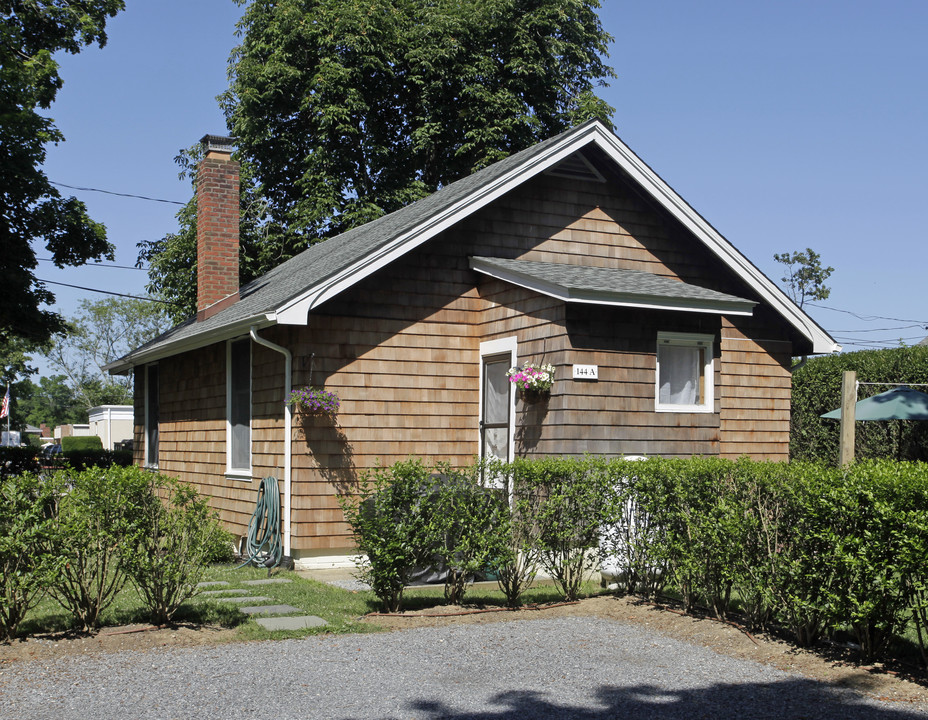 144 Maple Ln in Bridgehampton, NY - Building Photo