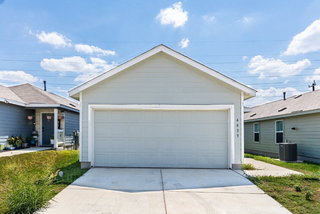 4439 Zoe Pass in San Antonio, TX - Building Photo