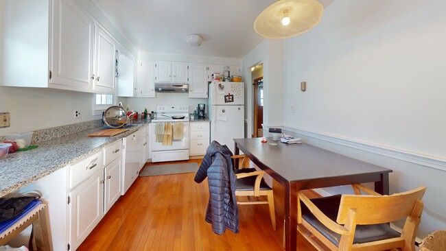 45 Warren St, Unit 1 in Arlington, MA - Building Photo - Building Photo