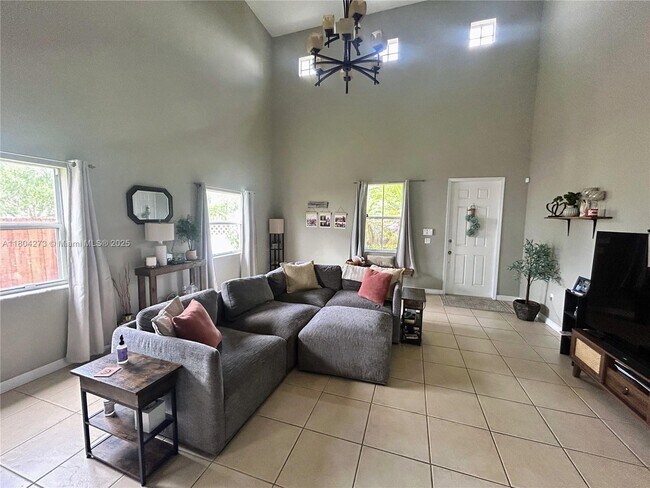 215 NE 32nd Terrace in Homestead, FL - Building Photo - Building Photo