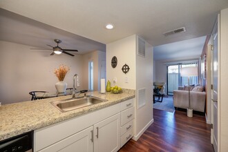 Rocklin Manor Apartments in Rocklin, CA - Foto de edificio - Building Photo