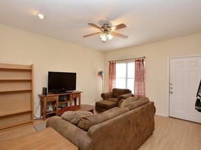 106 E 30th St, Unit 207 in Austin, TX - Building Photo - Building Photo