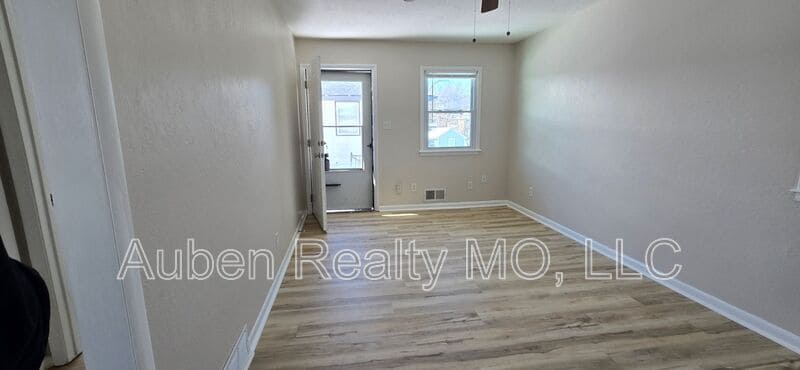 3143 Puckett Rd in Kansas City, KS - Building Photo