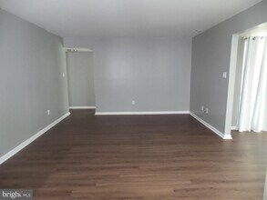 22 Neville Ct in Washington Township, NJ - Foto de edificio - Building Photo