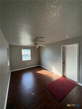 613 S L B J Dr in San Marcos, TX - Foto de edificio - Building Photo
