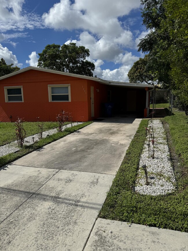 1281 W 35th St in Riviera Beach, FL - Building Photo - Building Photo