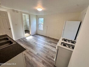 200 Mohawk St, Unit 2 in Cohoes, NY - Building Photo - Building Photo