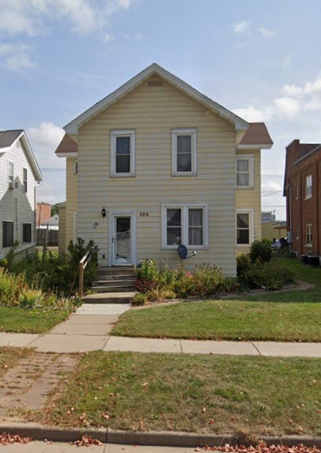 property at 200 N Lincoln St