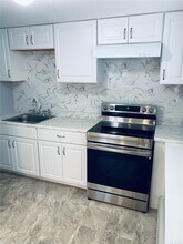 203 N Evergreen Dr in Selden, NY - Foto de edificio - Building Photo