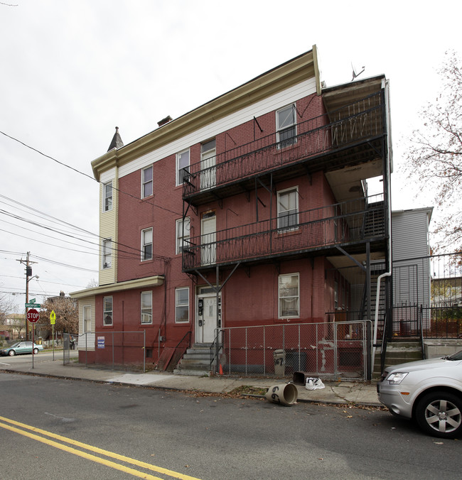 667 N 7th St in Newark, NJ - Foto de edificio - Building Photo