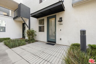 9942 Artesia Blvd in Bellflower, CA - Building Photo - Building Photo