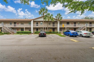 8850 Royal Palm Blvd in Coral Springs, FL - Foto de edificio - Building Photo