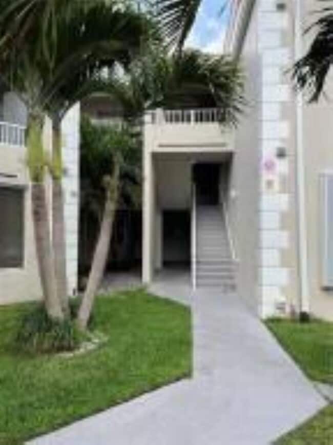 2810 N Oakland Forest Dr, Unit 304 in Oakland Park, FL - Building Photo - Building Photo