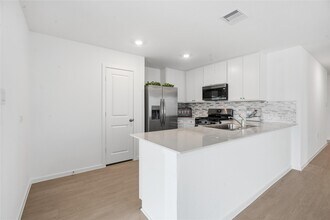 2327 Still Bend Ln in League City, TX - Foto de edificio - Building Photo