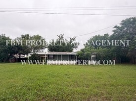 402 E College St in Alvarado, TX - Building Photo
