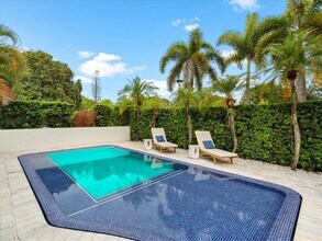 825 SW 23rd Rd in Miami, FL - Foto de edificio - Building Photo