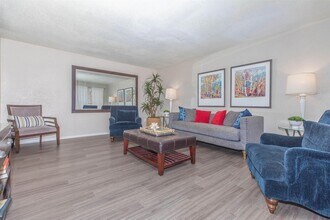 3125 Crestdale Dr, Unit 1319 in Houston, TX - Foto de edificio - Building Photo