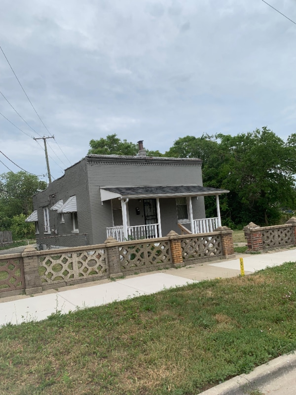 property at 223 E 15th St