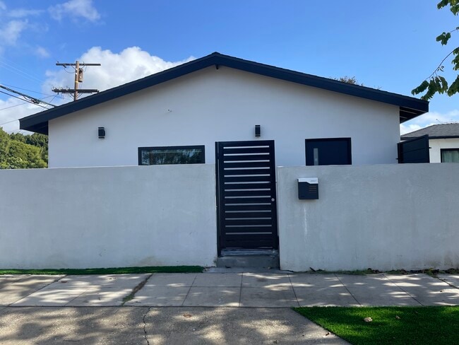 2901 Virginia Ave, Unit B in Santa Monica, CA - Building Photo - Building Photo