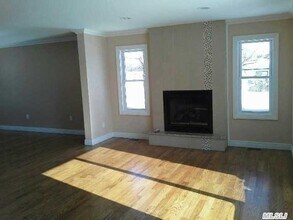 11 Charlotte Pl in Plainview, NY - Building Photo - Building Photo