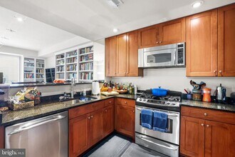 513 W Broad St in Falls Church, VA - Building Photo - Building Photo