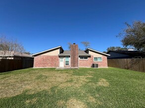 46 Ranch House Loop in Angleton, TX - Foto de edificio - Building Photo