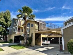 11982 Truro Ave in Hawthorne, CA - Foto de edificio - Building Photo