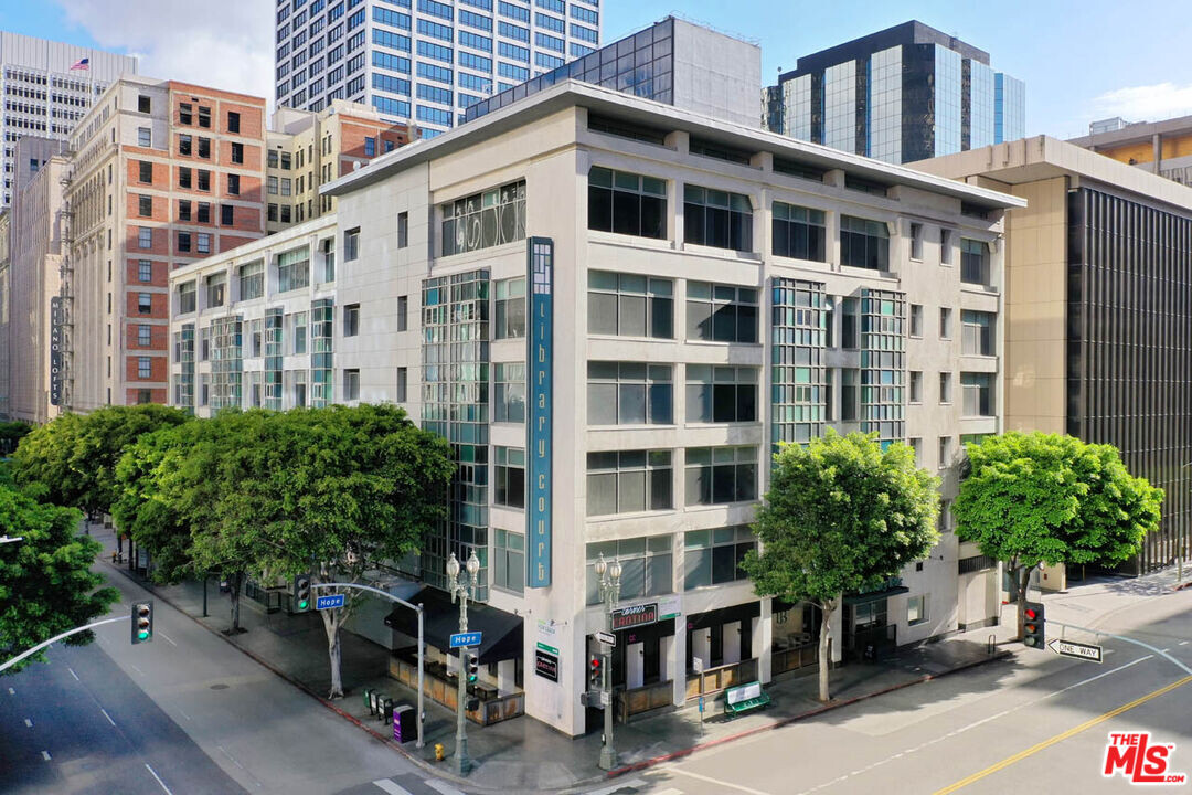 630W W 6th St in Los Angeles, CA - Building Photo