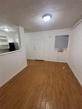 542 NW 8th St in Miami, FL - Foto de edificio - Building Photo