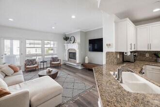 231 Aviation Pl in Manhattan Beach, CA - Building Photo - Building Photo