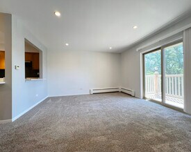 2415 N Kennicott Dr in Arlington Heights, IL - Building Photo - Building Photo