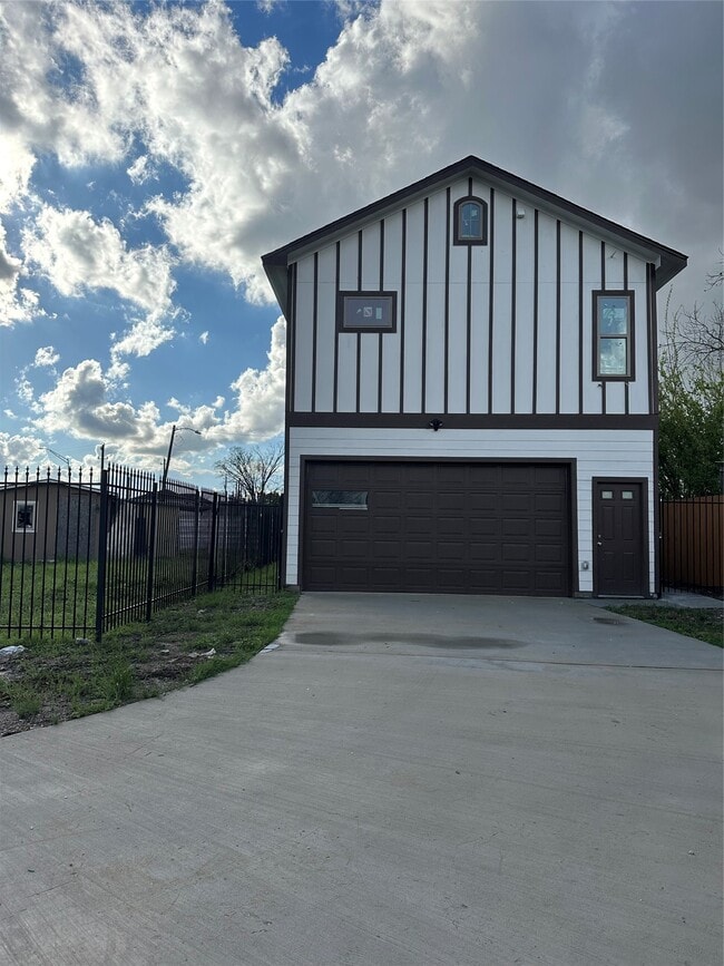 8321 Coma St in Houston, TX - Building Photo - Building Photo