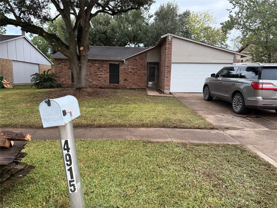 4915 Porter Ridge Dr in Houston, TX - Building Photo